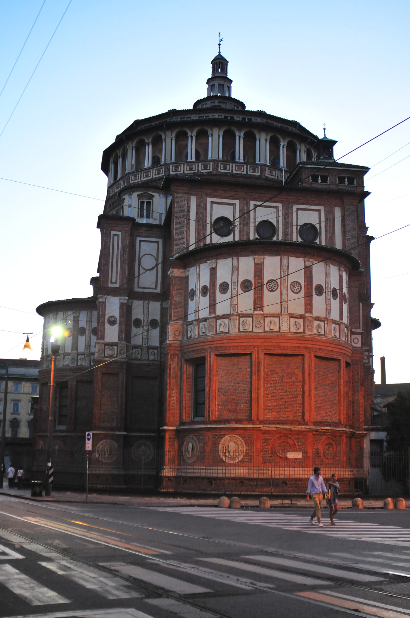 Monumentale Fassade des Mailänder Hauptbahnhofs unter blauem Himmel