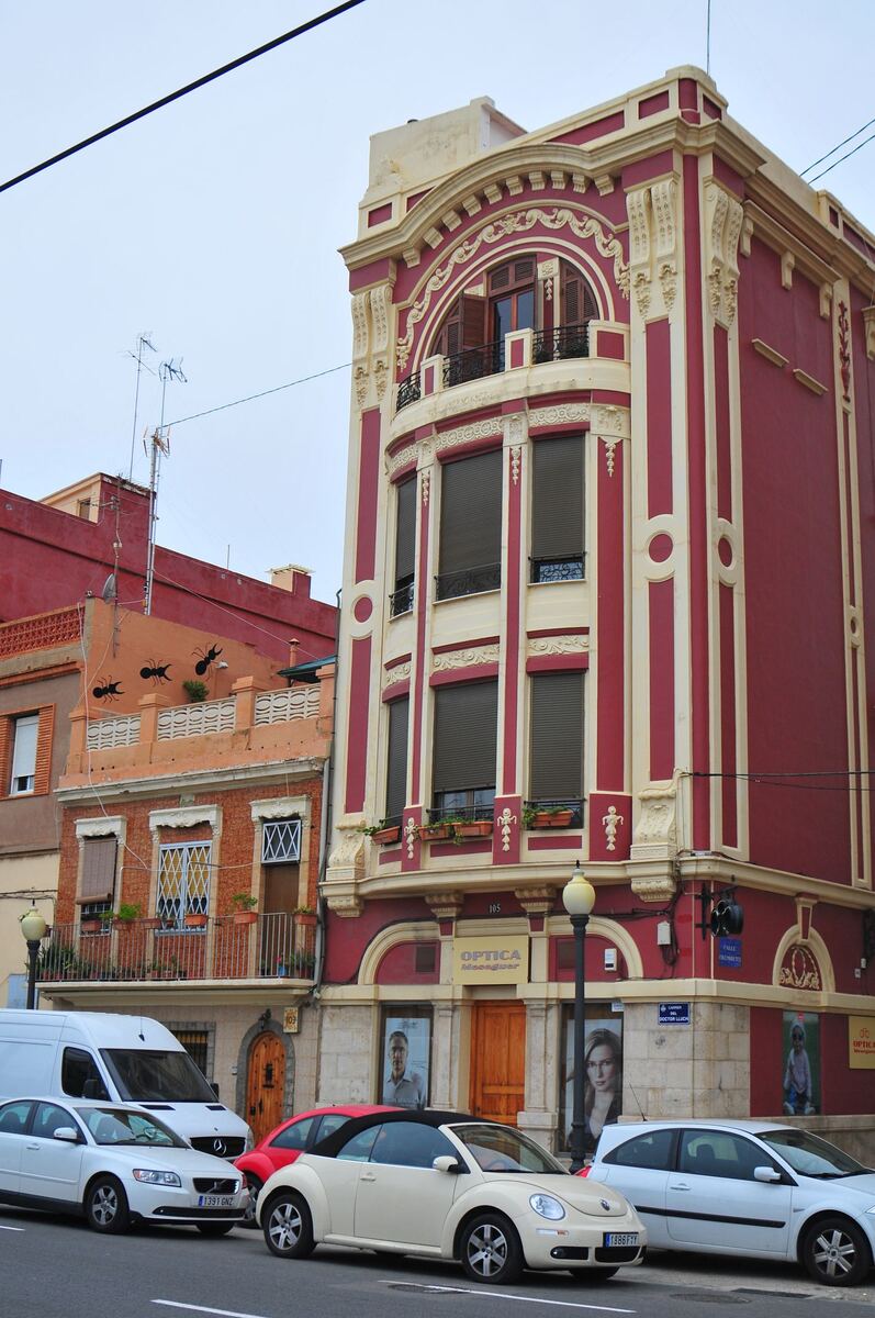 Helle Häuserfassaden in der Altstadt von Valencia unter blauem Himmel