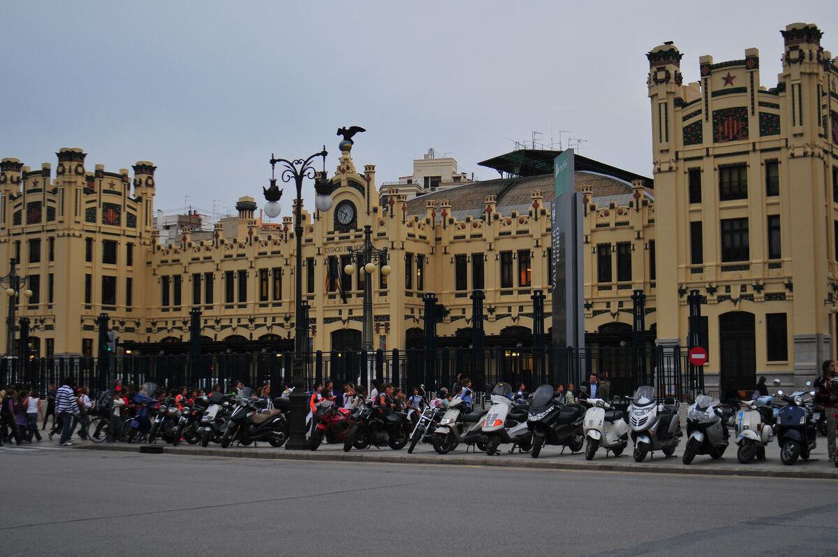 Straße in Valencias Altstadt mit historischen Gebäuden und Straßenverkehr