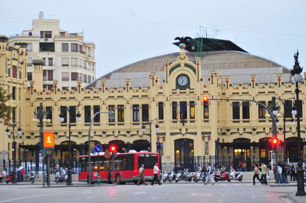 Bahnhofsgebäude in Valencia mit Straßenraum im Vordergrund
