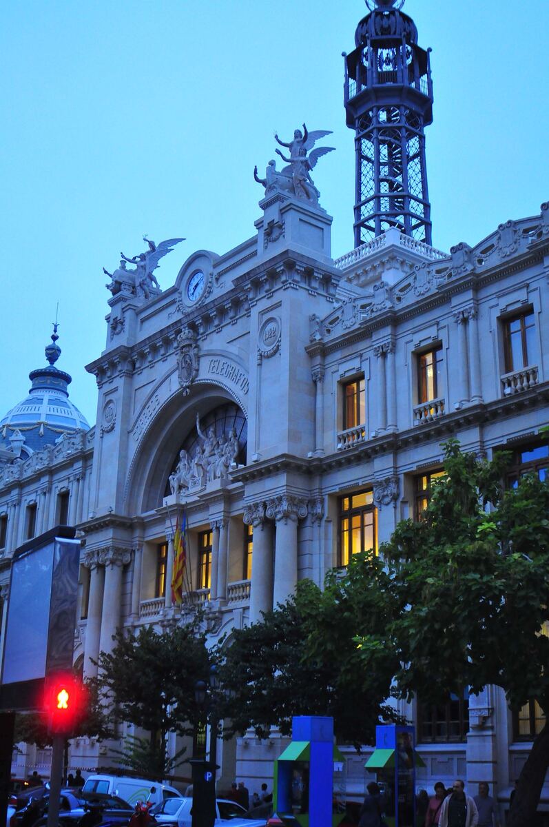 Historische Fassade in Valencia mit architektonischen Details