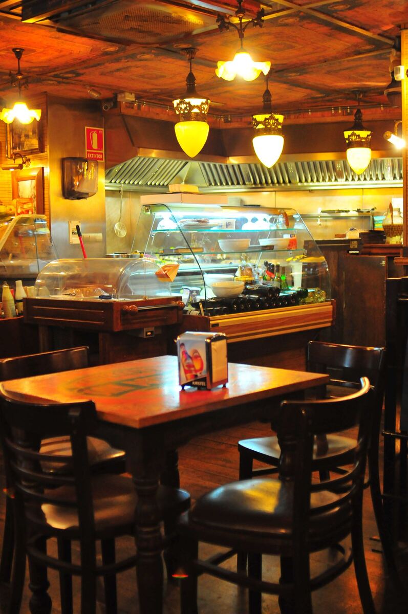 Café in Valencia mit Tischen und Details im Straßenraum