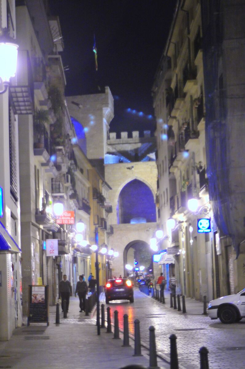 Straßenszene in Valencia mit historischen Gebäuden im Abendlicht