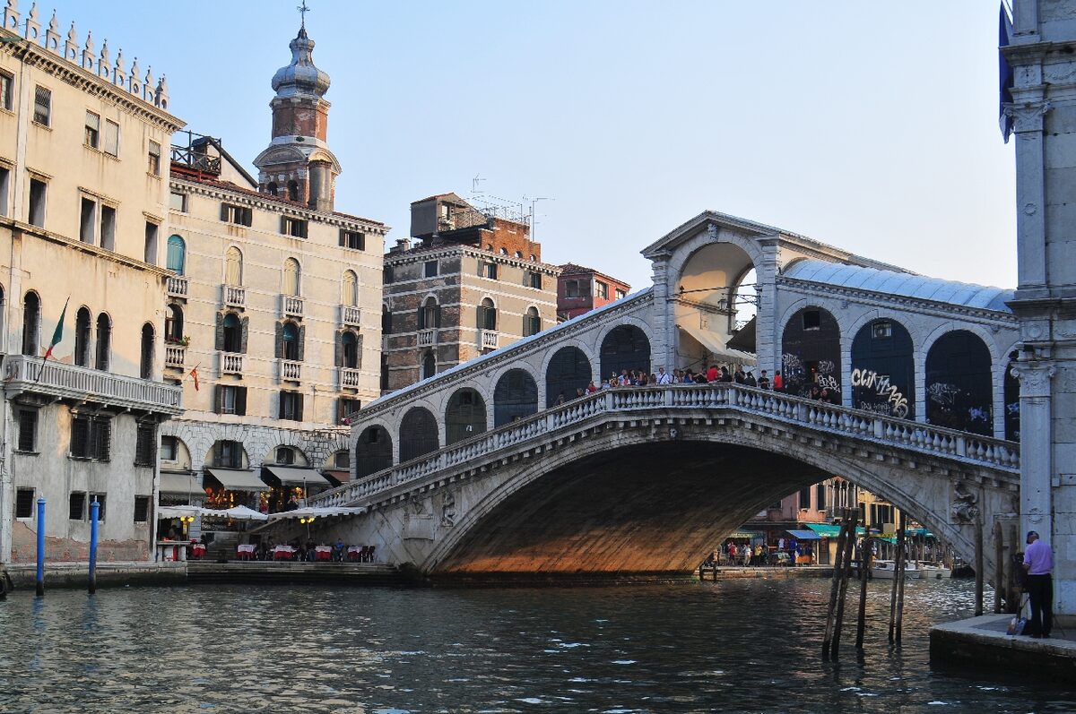 Blick auf Venedig mit Wasser, Fassaden und hellem Himmel