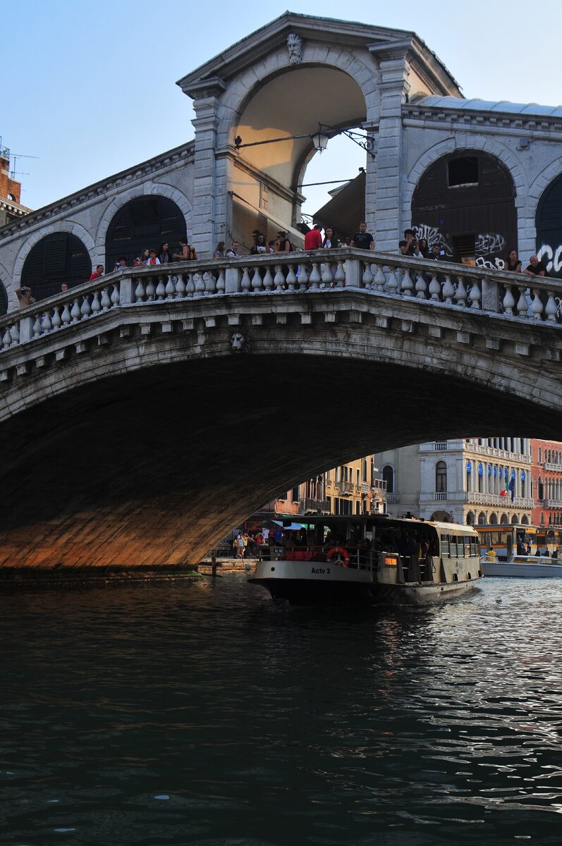Venezianischer Kanal mit Booten und alten Hausfassaden