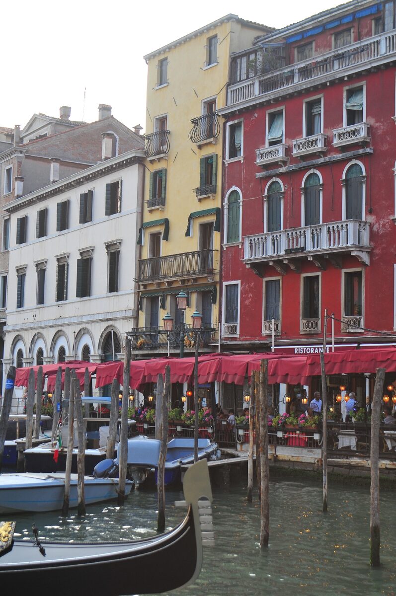 Detail einer venezianischen Fassade im Tageslicht