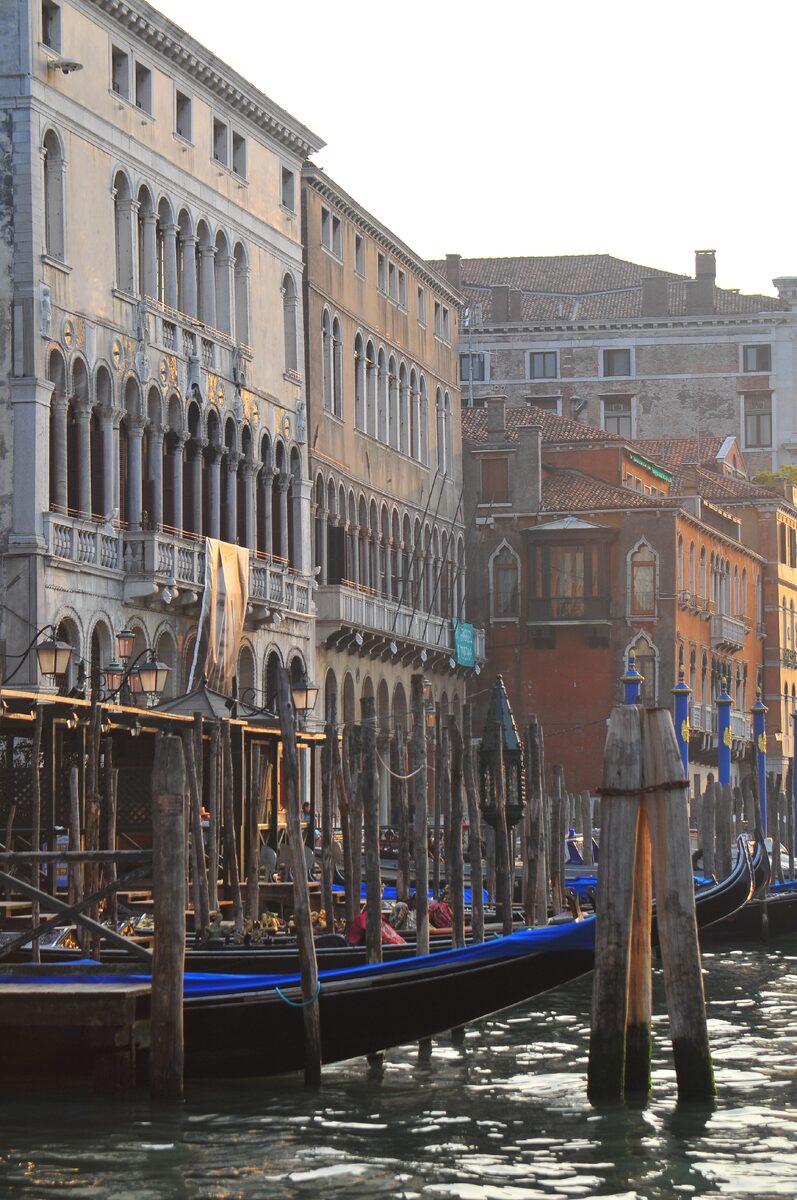 Vaporetto und Häuser entlang eines Kanals in Venedig