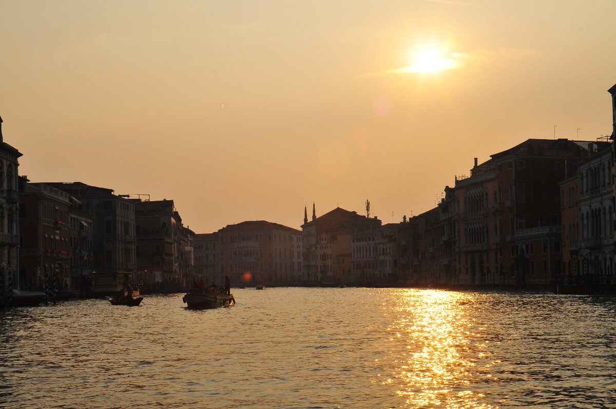 Wasserweg in Venedig mit Boot und historischen Gebäuden